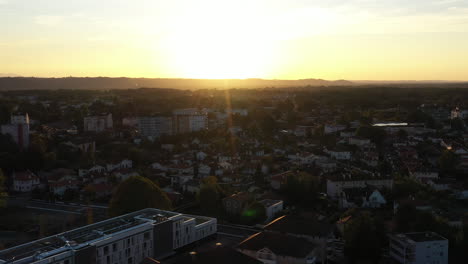 Pau-Sonnenuntergang-über-Wohngebiet-Gebäuden-Frankreich